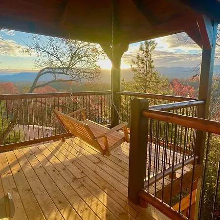 New Luxe Cabin-Great Views, Pool, Hot Tub, Theater